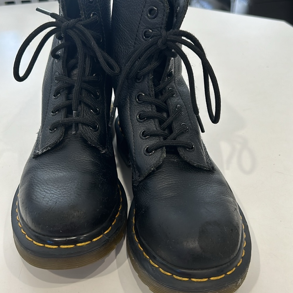 Dr Martins Pascal woman’s size 6 in excellent condition, like new